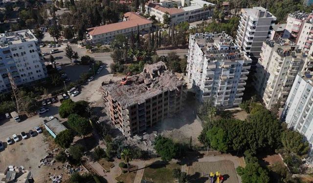 Adana’da yaklaşık 33 yıl önce inşaatına başlanan 11 katlı bina, damına iş makinesi çıkartılarak yıkılıyor