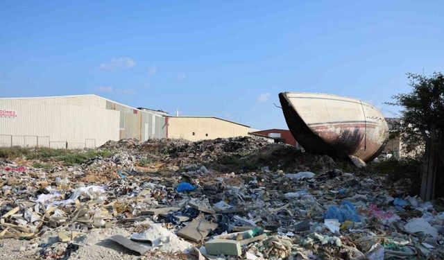 Adana’da yetersiz altyapı ve dağ olan çöpler, esnafı isyan ettirdi