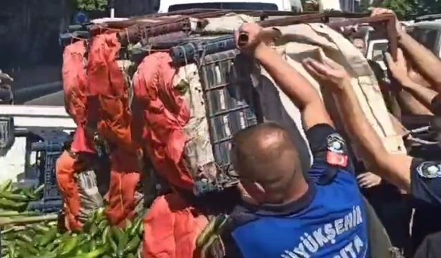 Adana’da zabıta seyyarsatıcılara operasyon yaptı, ürünleri ziyan etti