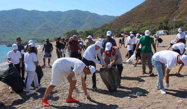Adrasan’da yaz tatilinin ardından boş kalan plajı temizlediler