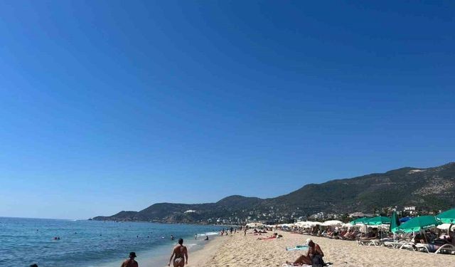 Alanya’da eylül ayında plajlar doldu