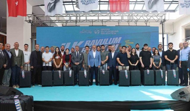 Depremzede öğrencilerin üniversite yolundaki ilk biletlerini ve bavullarını Hatay Büyükşehir Belediyesi hediye etti