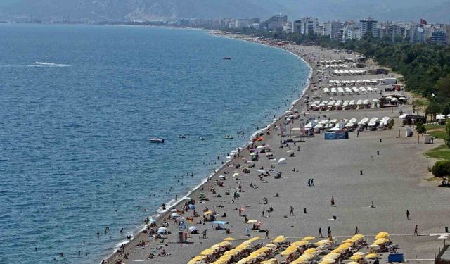 Okullar açıldı, dünyaca ünlü sahildeki yoğunluk yarı yarıya düştü