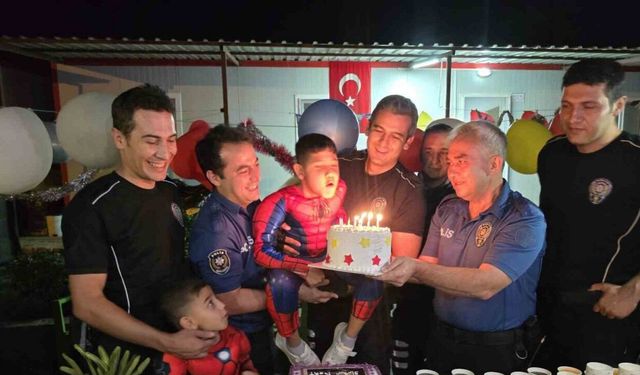 Polis ekipleri, DMD kas hastası çocuğa doğum günü sürprizi yaparak yürekleri ısıttı