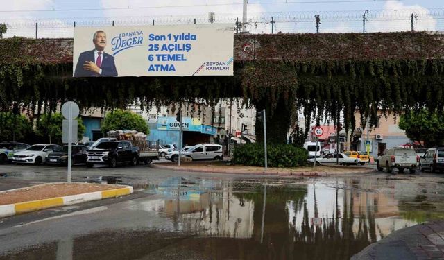 Su borusu patladı, cadde göle döndü