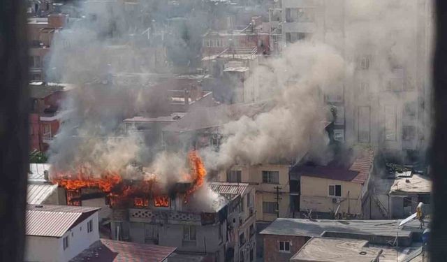 Adana’da 3 katlı ev yanarak kullanılamaz hale geldi