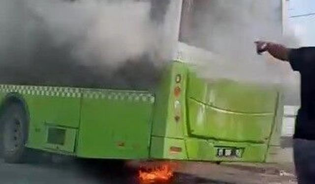 Adana’da belediye otobüsü alev alev yandı