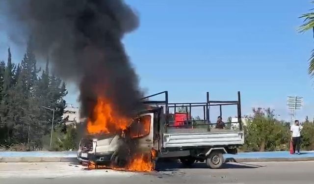 Adana’da kamyonet alev alev yandı