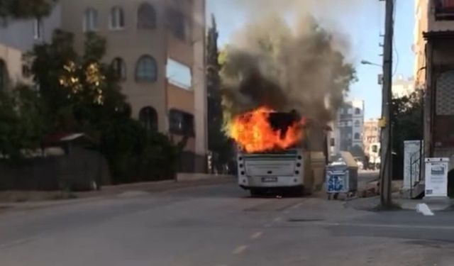 Adana’da park halindeki halk otobüsü yandı
