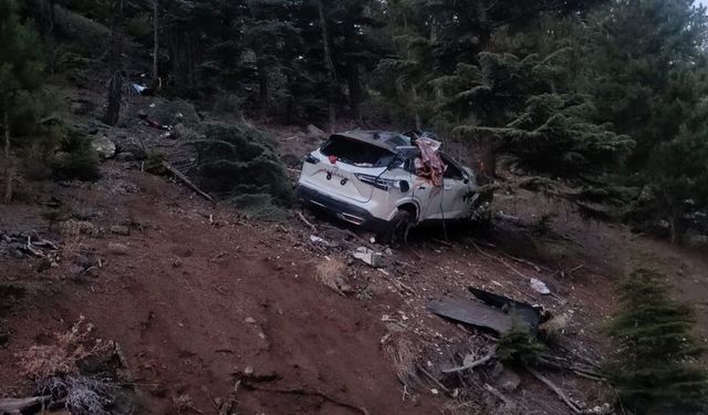 Dağ yolunda otomobil uçuruma yuvarlandı: 2 ölü