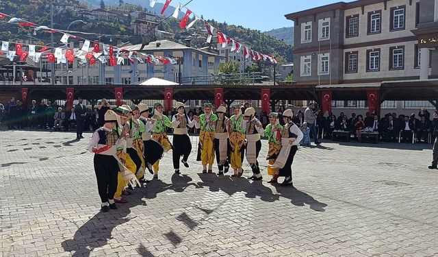 Kırgızistan ve Kazakistanlı sanatçılar Saimbeyli’nin kurtuluş coşkusuna ortak oldu