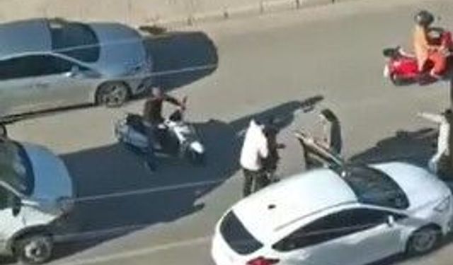 Trafikte yol verme kavgası: Birbirlerine yumrukla saldırdılar, o anlar kamerada