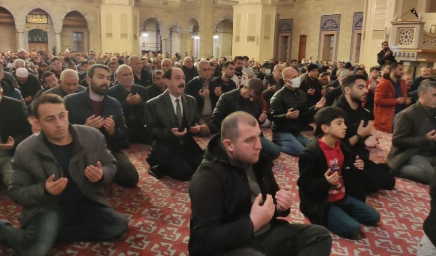 Adana’da Regaib Kandili’nde camiler dolup taştı