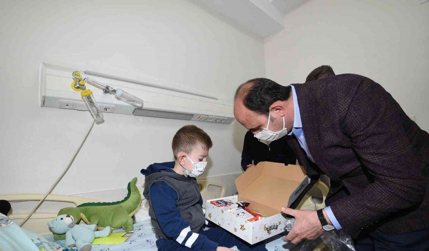 Başkan Altay onkoloji servisindeki çocuklara şivlilik dağıtarak moral verdi