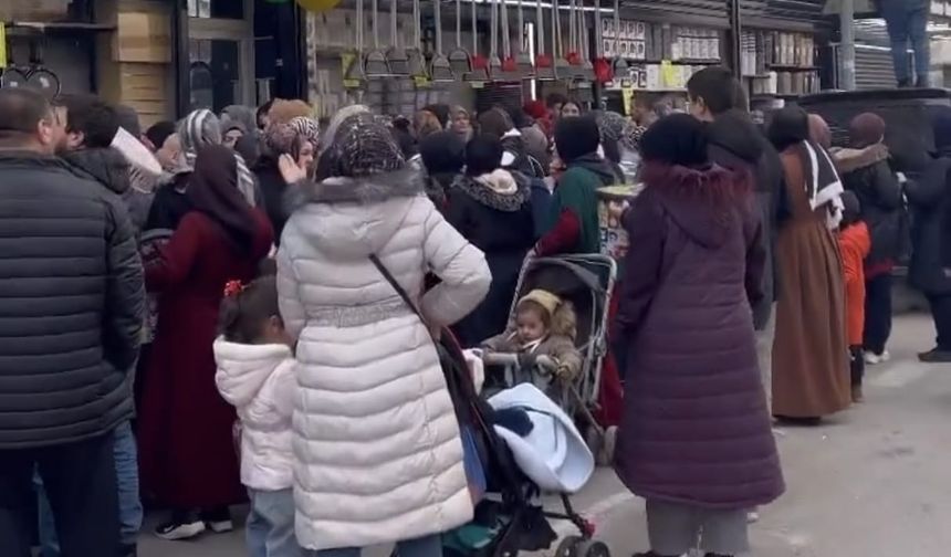 Bursa’da ucuzluk çılgınlığı...Kadınlar birbirini ezdi