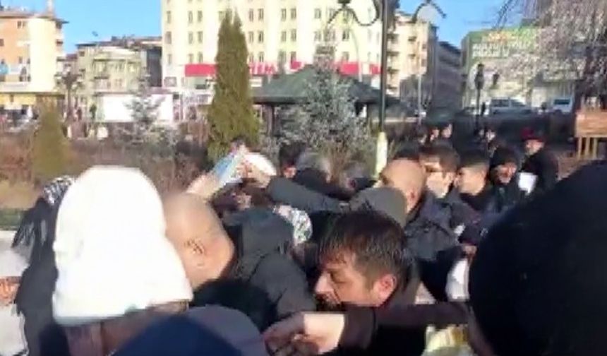 CHP Erzurum’da Kur’an-ı Kerim dağıttı, vatandaşlar birbirleriyle yarıştı