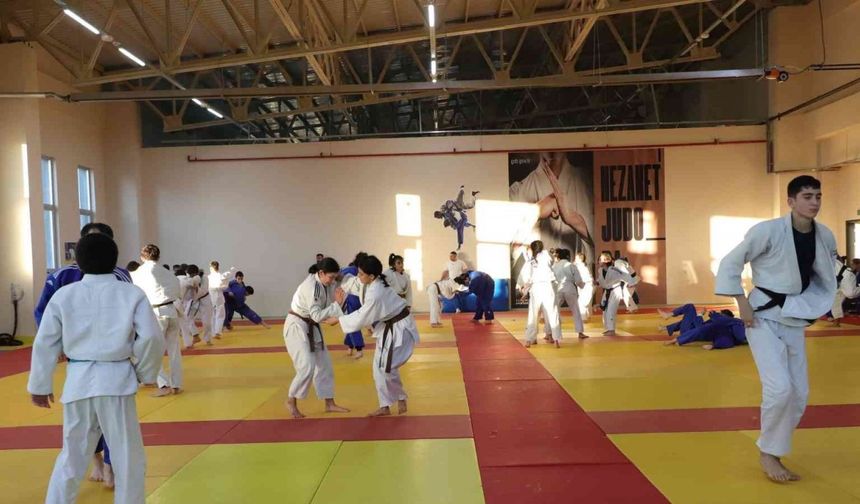 Karaman’da 250 sporcu judo ortak çalışma kampında buluştu