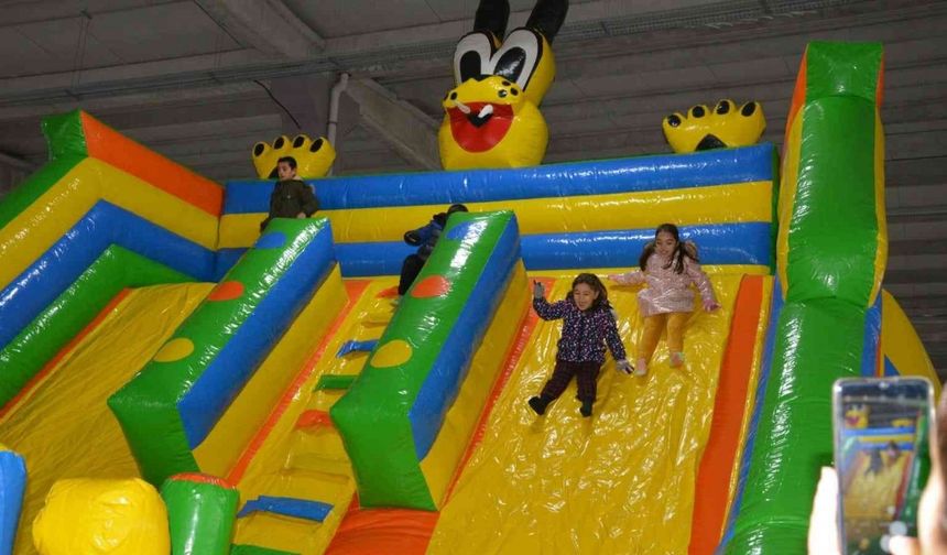 Lapseki Belediyesi’nin ’15 Tatil Eğlencesi’ etkinliğinde çocuklar doyasıya eğleniyor