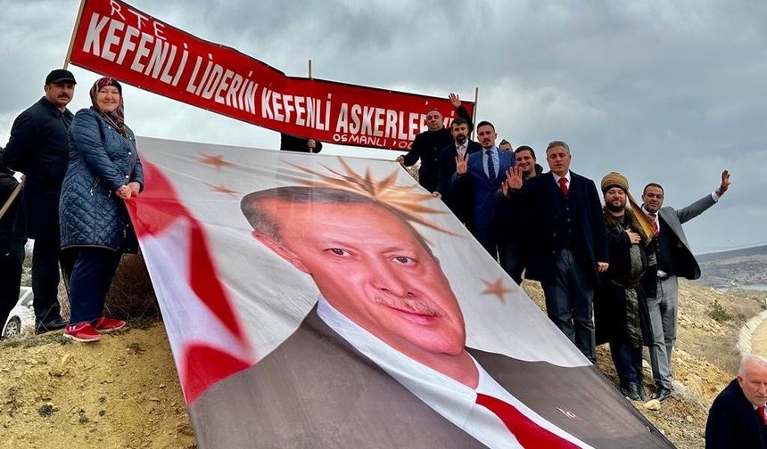 Osmanlı Ocakları, Cumhurbaşkanı Erdoğan’ı Söğüt’te ‘Kefenli liderin kefenli askerleriyiz’ pankartıyla karşıladı