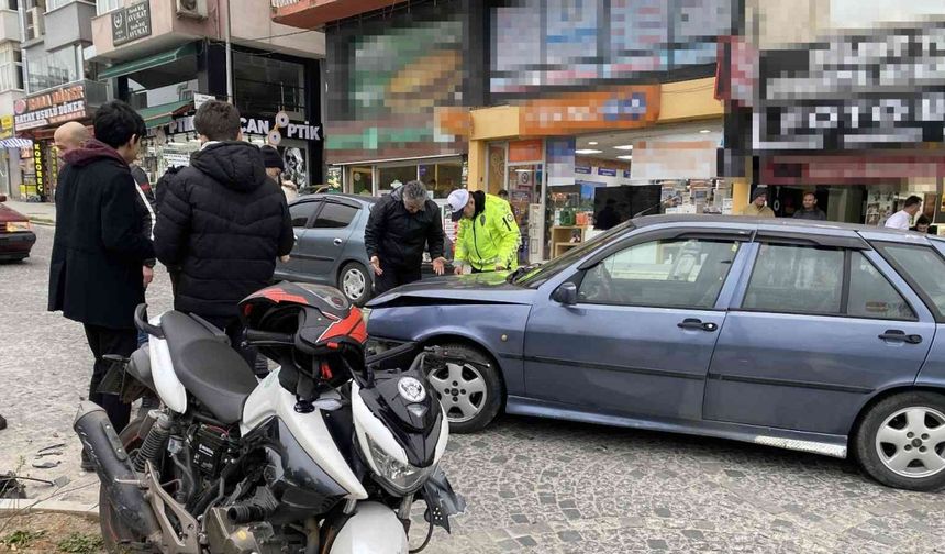 Sinop’ta otomobille çarpışan motosiklet sürücüsü yaralandı