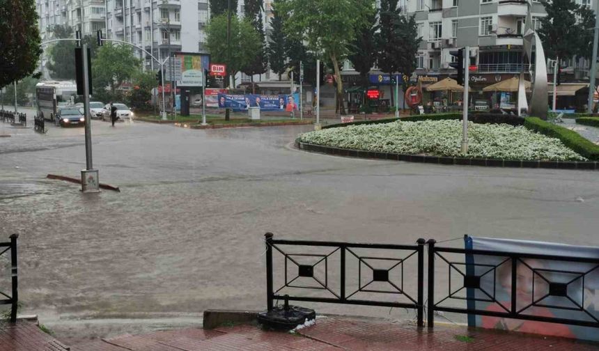 Adana’da kuvvetli yağış ve dolu sele neden oldu