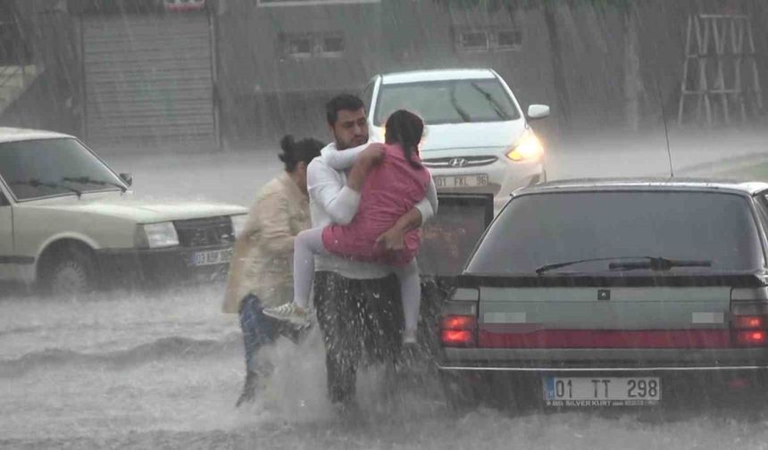 Adana’da sağanak ve dolu sele neden oldu, yollar su altında kaldı