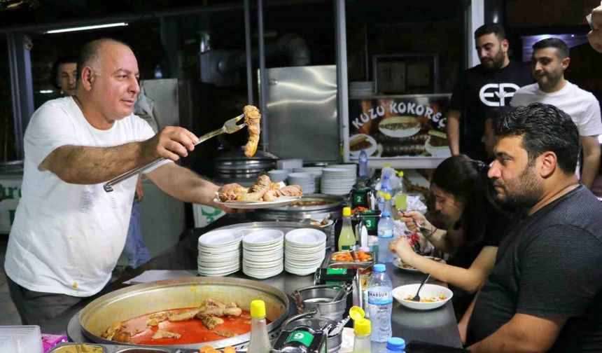 Adanalılar iftar sonrası yöresel lezzetlere talep gösteriyor