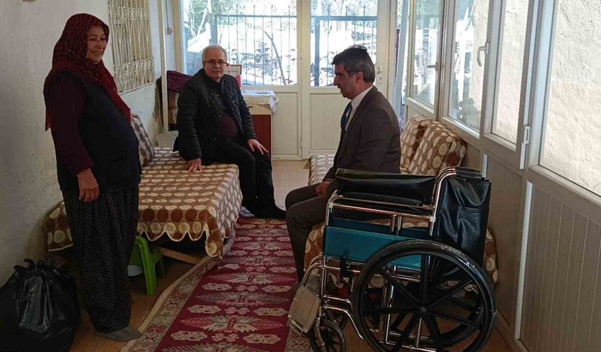 Belediye başkanının Kozan’ı gezen sınıf arkadaşları tekerlekli sandalye bağışladı