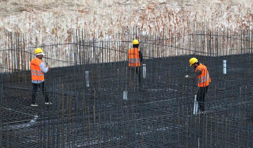 Depremin ardından inşaatlar başladı, 20-30 bin liraya çalıştıracak kalifiye işçi bulunamıyor