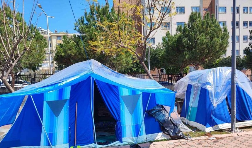 Depremin korkusu nedeniyle çadırda ve karavanlarda yaşıyorlar