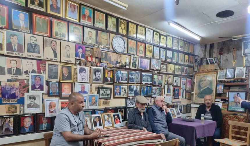 Ölüler Kıraathanesi’nde buruk bayramlaşma