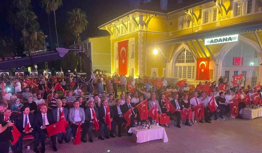 Adana’da ’Demokrasi ve Birlik Günü’ nöbeti tutuldu
