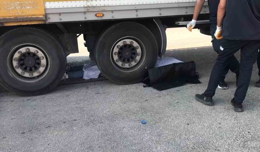 Adana’da manevra yapan tırın altına giren motosikletli hayatını kaybetti