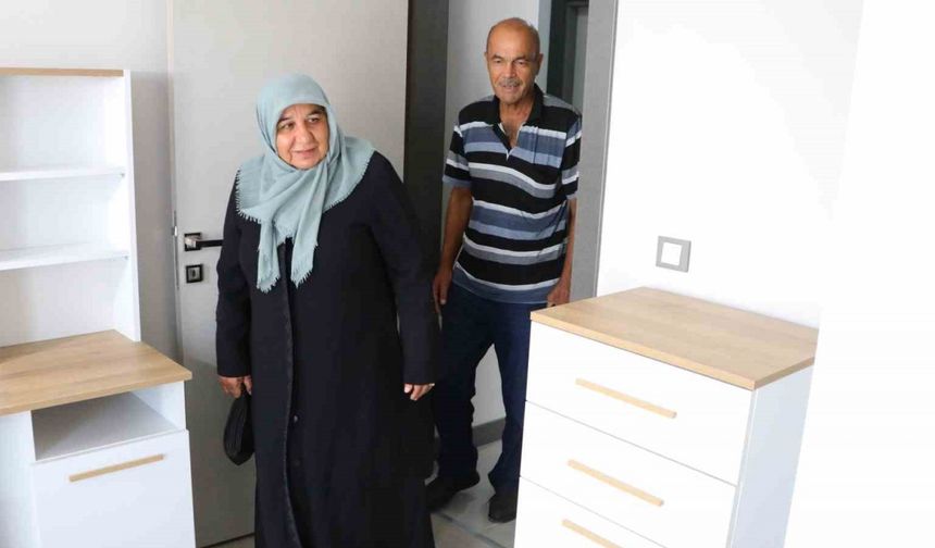 Depremzede aile, afet konutlarındaki örnek daireyi gezdi
