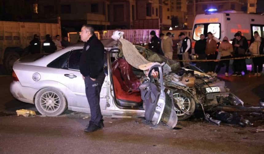Adana'da park halindeki tıra arkadan çarpan otomobilde 2 kişi hayatını kaybetti