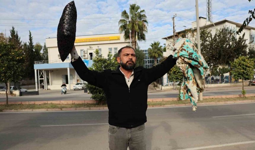 Adana'da dilekçesine dönüş alamayan muhtar PTT önünde yatmaya başladı