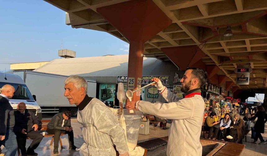 Tezgahı alınan "Yılancı Osman" ayranı sırtında taşıdığı kova ile satıyor