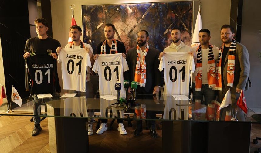 Adanaspor'dan 4 yeni transferi için toplu imza töreni