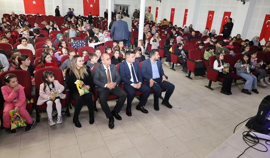 Saimbeyli Belediye Başkanı Mahmut Dal’dan çocuklara karne hediyesi