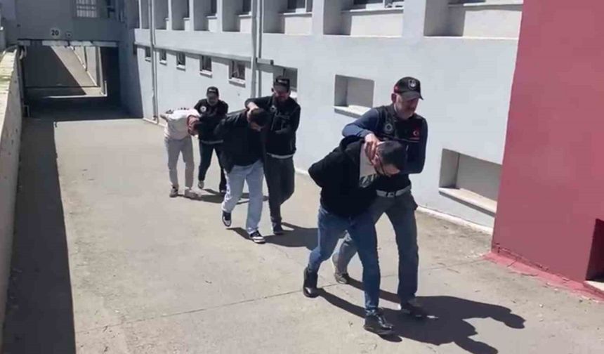 Adana'da 1 kilo 52 gram metamfetamin ile yakalandılar; "Satıcı değil içiciyiz" dediler