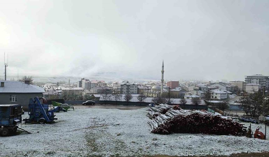 Adana’ya nisanda kar yağdı