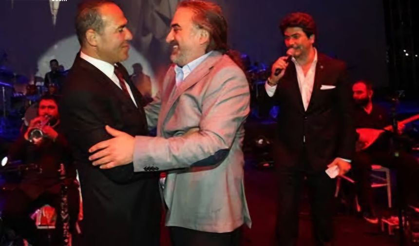 Devrimci Volkan Konak, Adana'da MHP'li Hüseyin Sözlü için sahnede nasıl oy istedi?