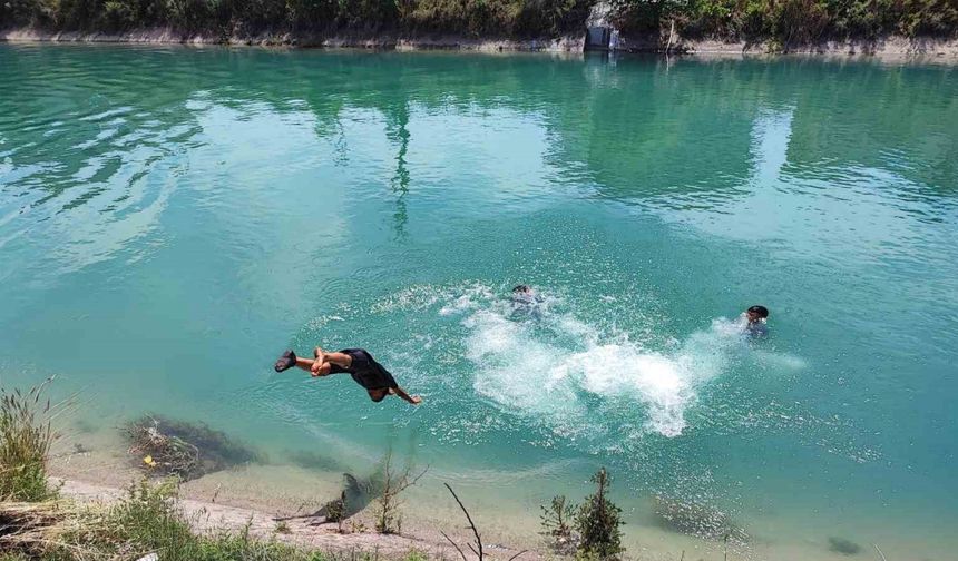 Adana’da havalar ısındı fırıncılar soğuk suyla, gençler yüzerek serinlemeye çalışıyor