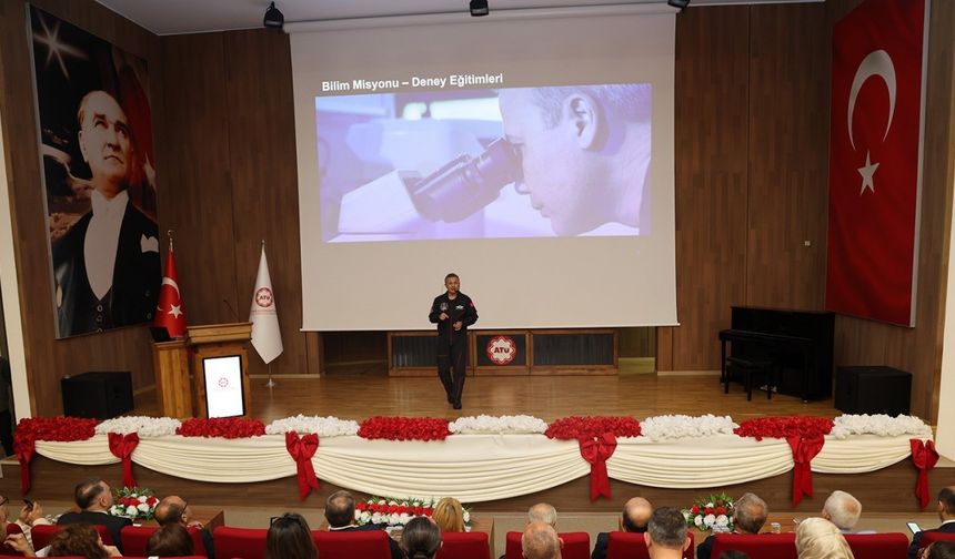 Türkiye’nin ilk astronotu Alper Gezeravcı ATÜ’de öğrencilerle buluştu
