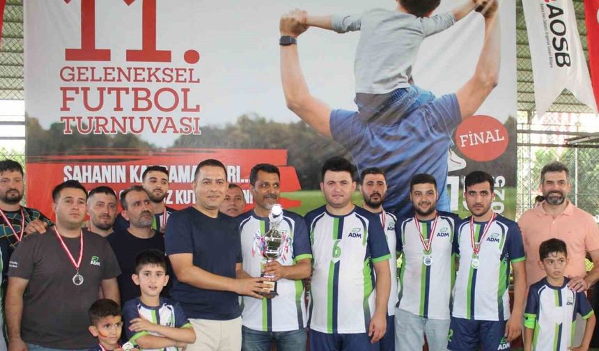 AOSB 11’inci Futbol Turnuvasının Şampiyonasında dereceye girenlere ödülleri verildi