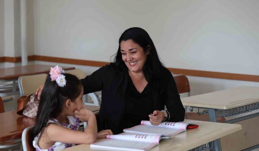 Kübalı gelin, annesi ve kızıyla Türkçe öğrenmeye başladı