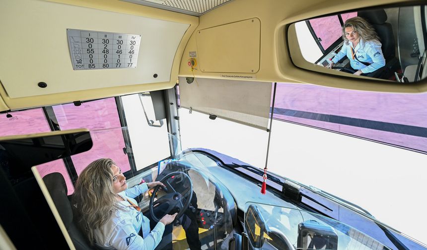Mersin'de belediye kursunu başarıyla tamamlayan kadın otobüs şoförü oldu