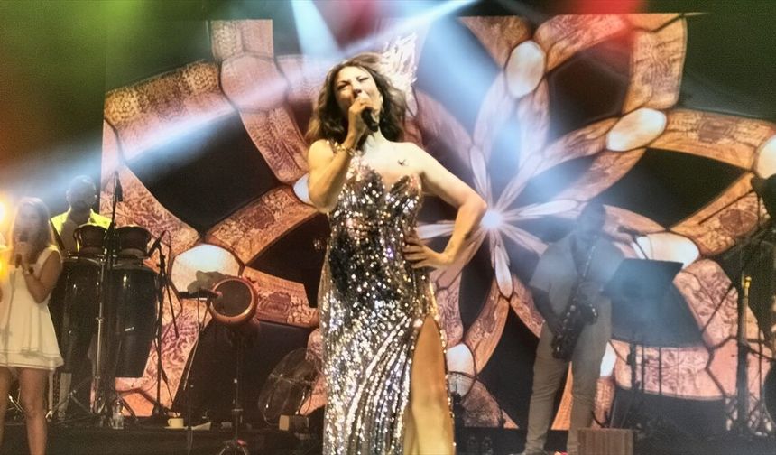 Şarkıcı Işın Karaca, Antalya'nın Manavgat ilçesinde konser verdi