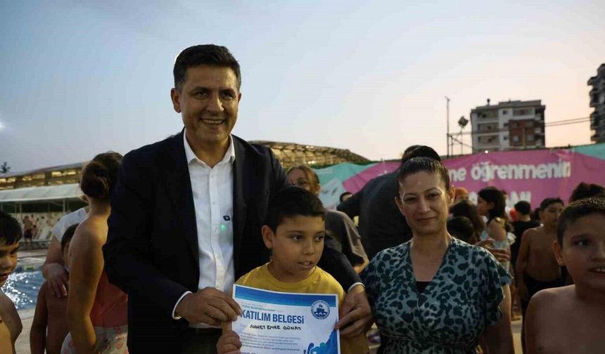 Özel bireyler havuzda engellerini aştı, 500 çocuk yüzme öğrendi