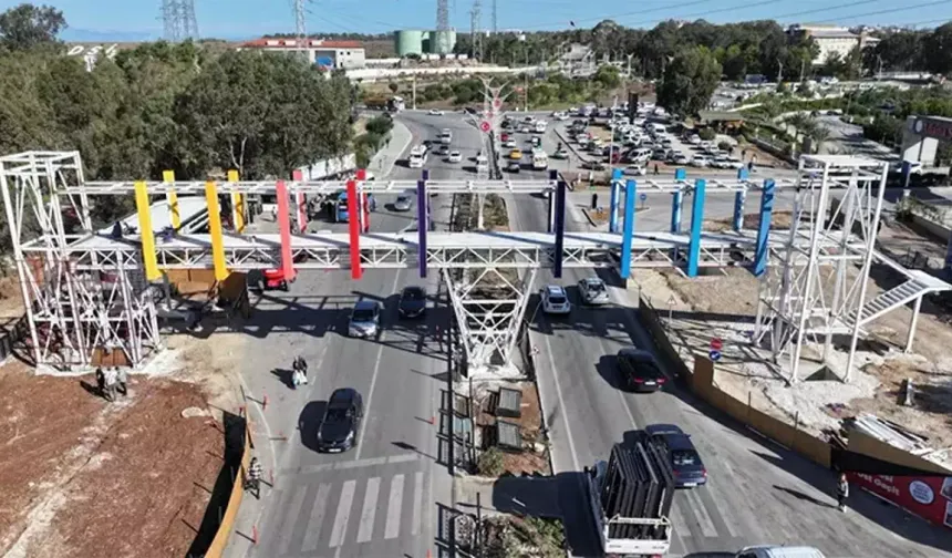 Adana halkı ilk kez asansörlü, yürüyen merdivenli ve tamamen kapalı bir üst geçit ile buluşacak